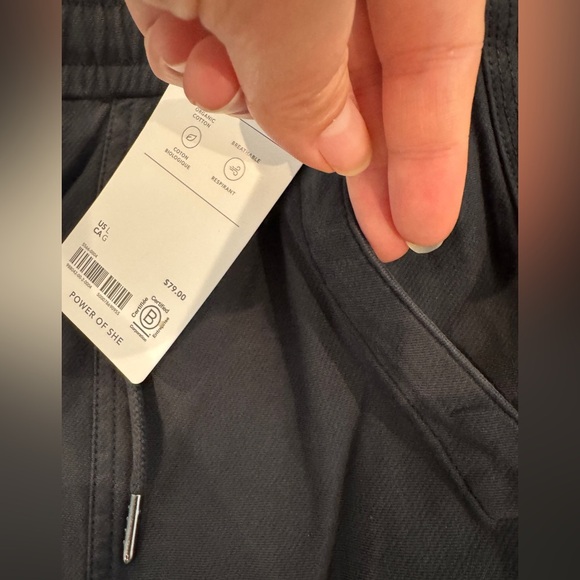 NWT Athleta Women's Farallon Bermuda Black
Pull On Shorts Sz L - Picture 6 of 6